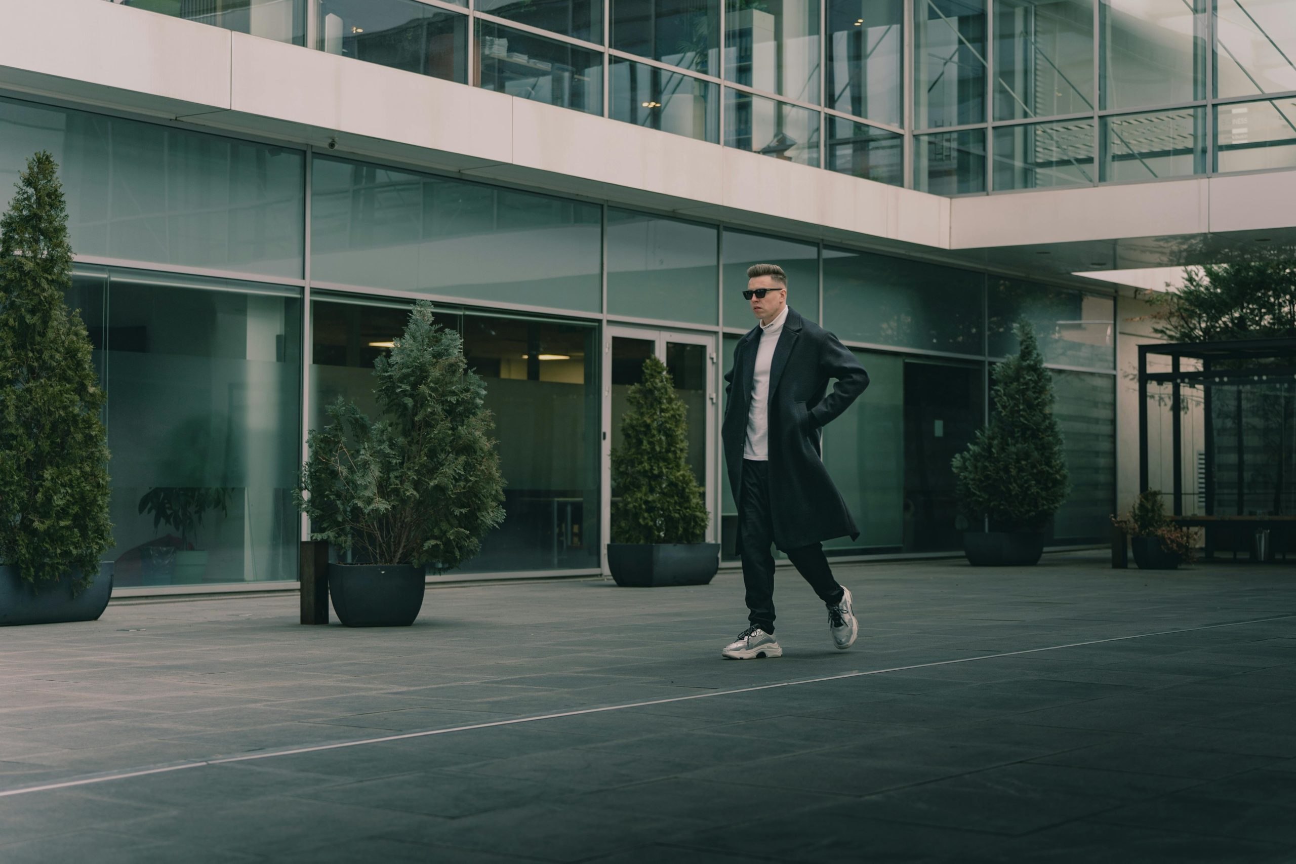 persona caminando transmitiendo confianza en si mismo