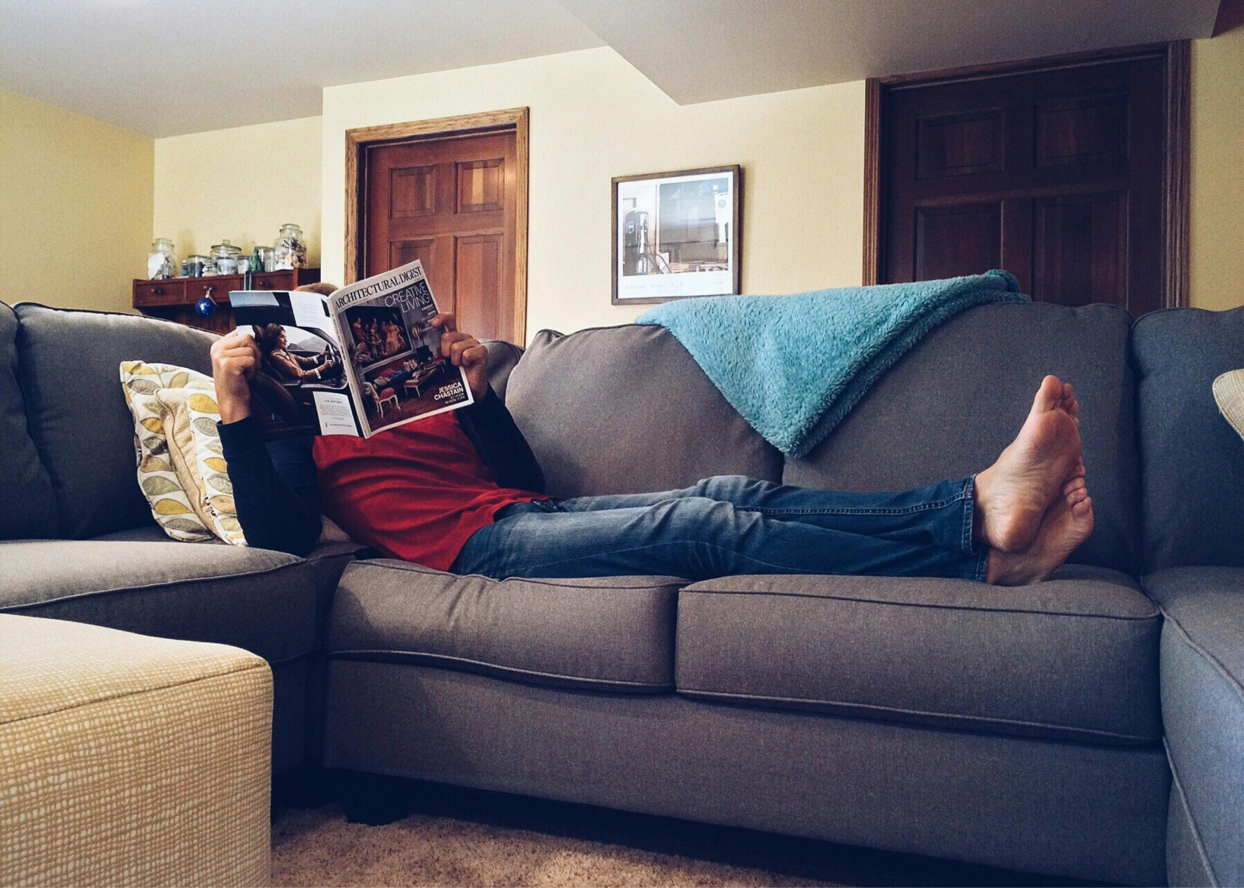 hombre sentado como en su sillon leyendo el diario transmitiendo la que es su zona de confort