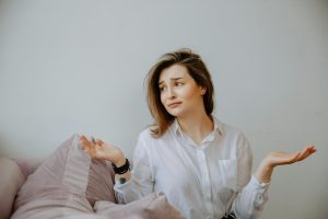 persona confundida cambiando constantemente de ideas para ganar dinero online