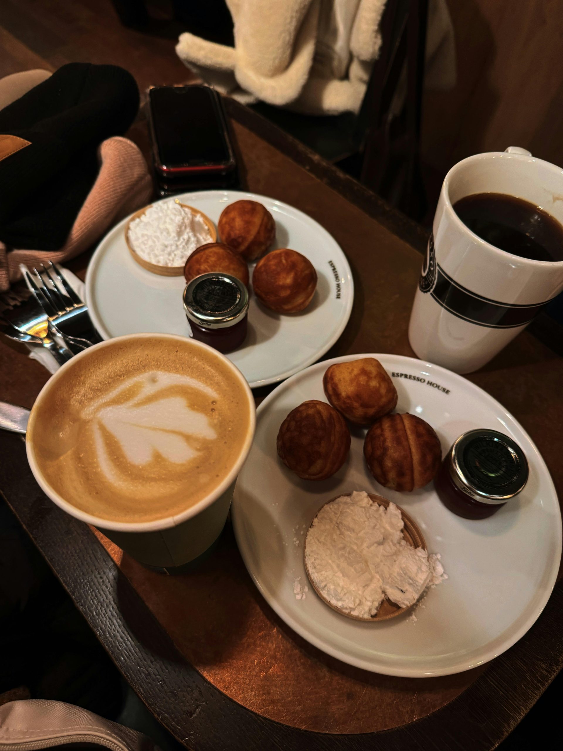 imagen que muestra una merienda para 2 personas con café y cosas dulces