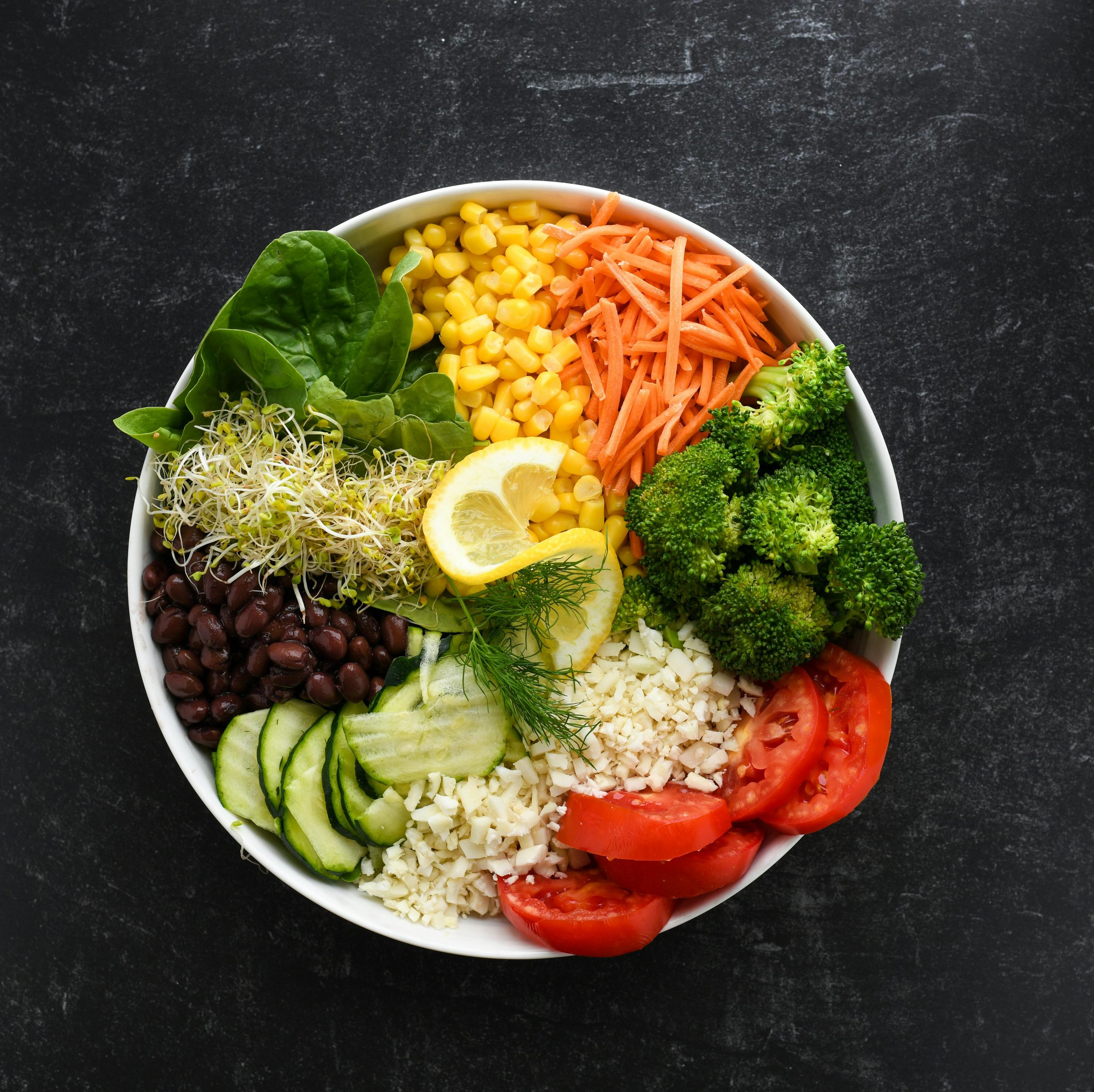 plato de comida saludable con diferentes verduras de muchos colores