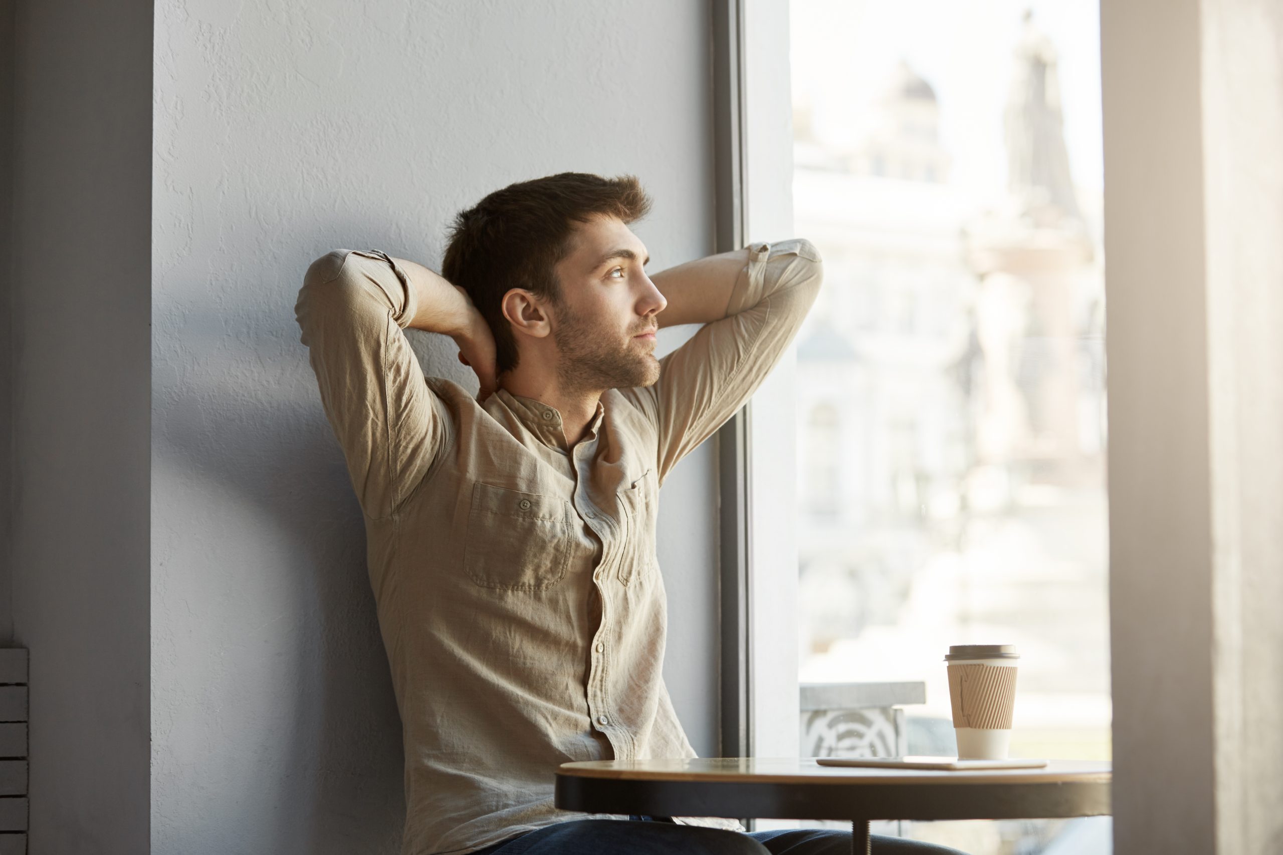 joven haviendo una pausa bebiendo un café
