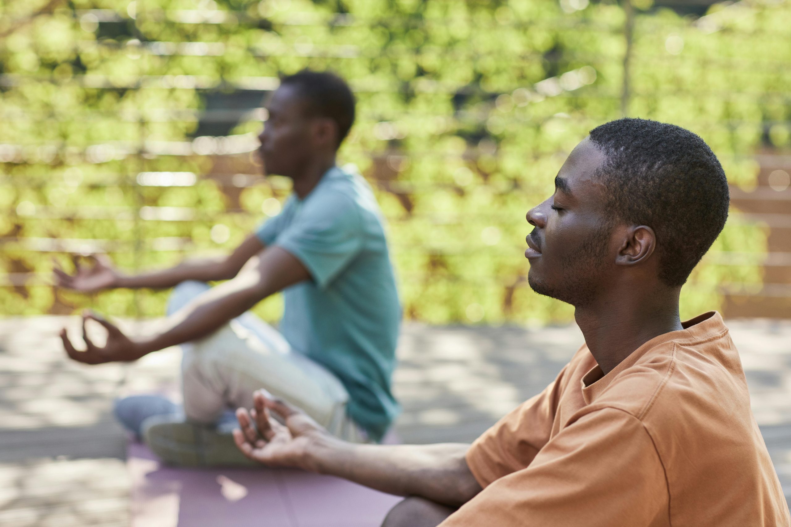 dos hombres meditando