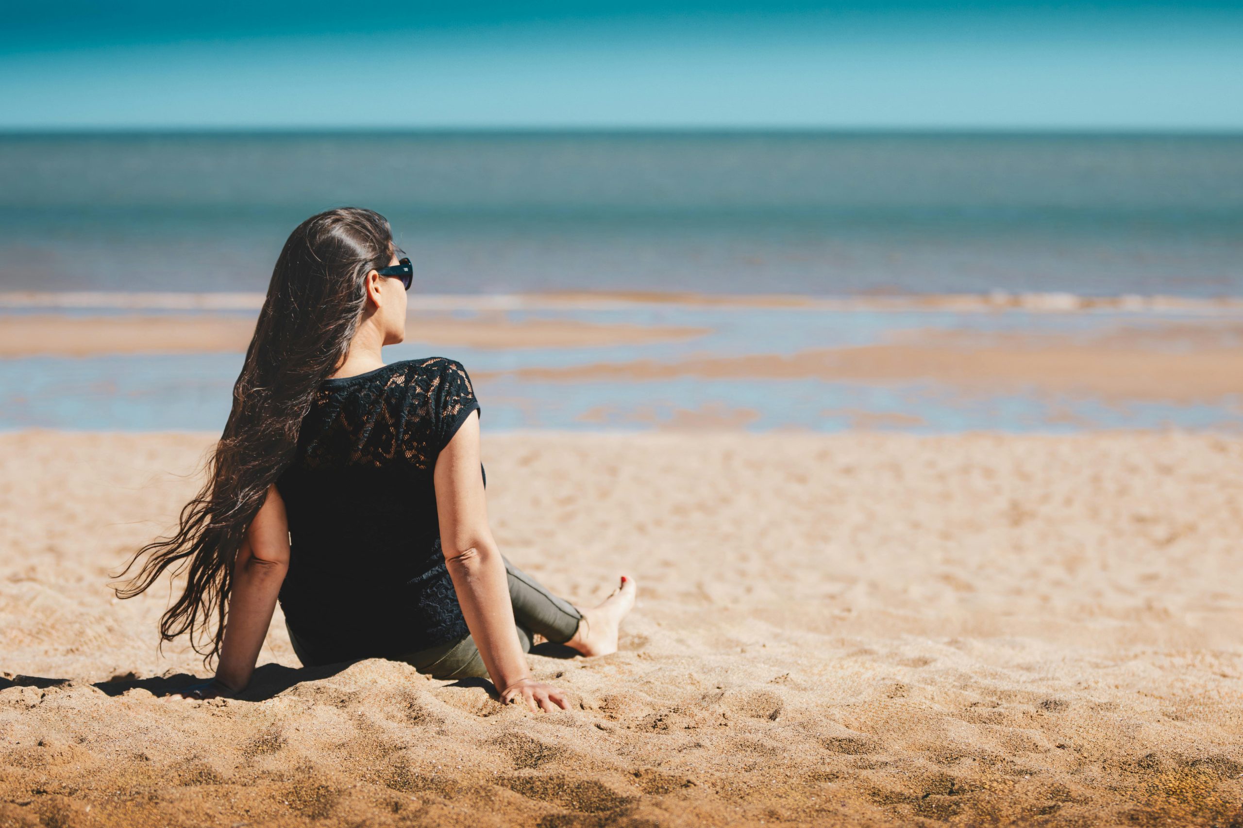 persona cuidando su bienestar mental haciendo una pausa en la playa